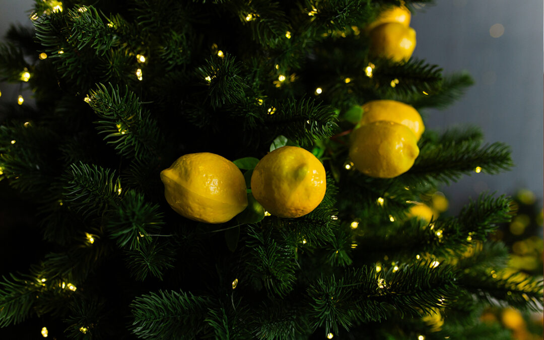 Kersttafel met kaarslicht — alles komt goed